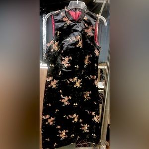 Robbie Bee Floral Oriental Satin Dress. Size 8 Preownwd. In great condition.